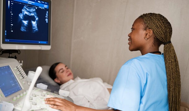 Infirmière effectuant une échographie avec une patiente