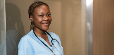 Portrait d’infirmière en gommage à la clinique